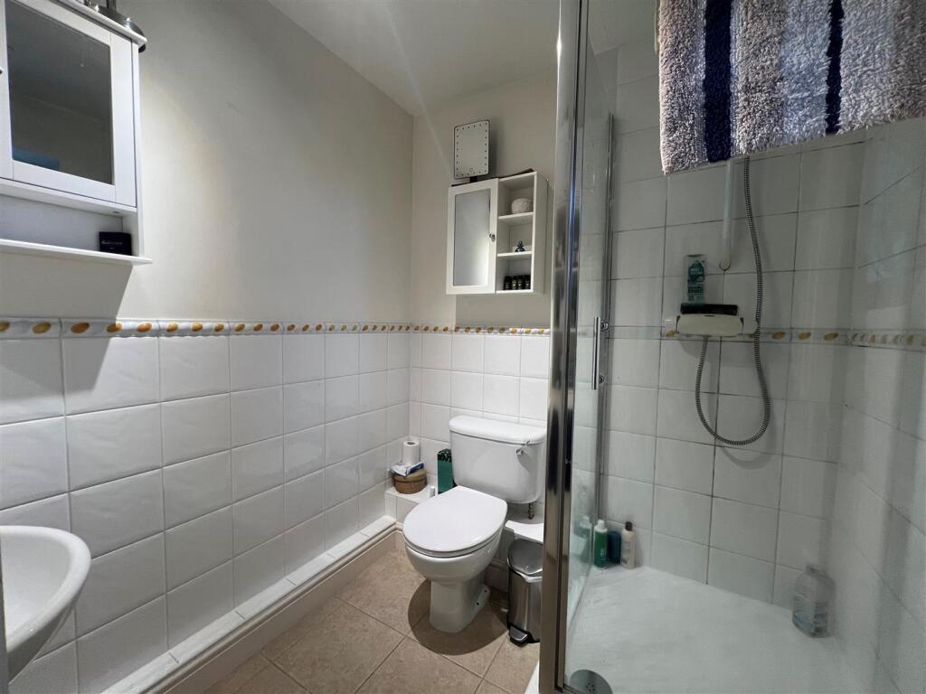 Bedroom 1 en-suite.jpg