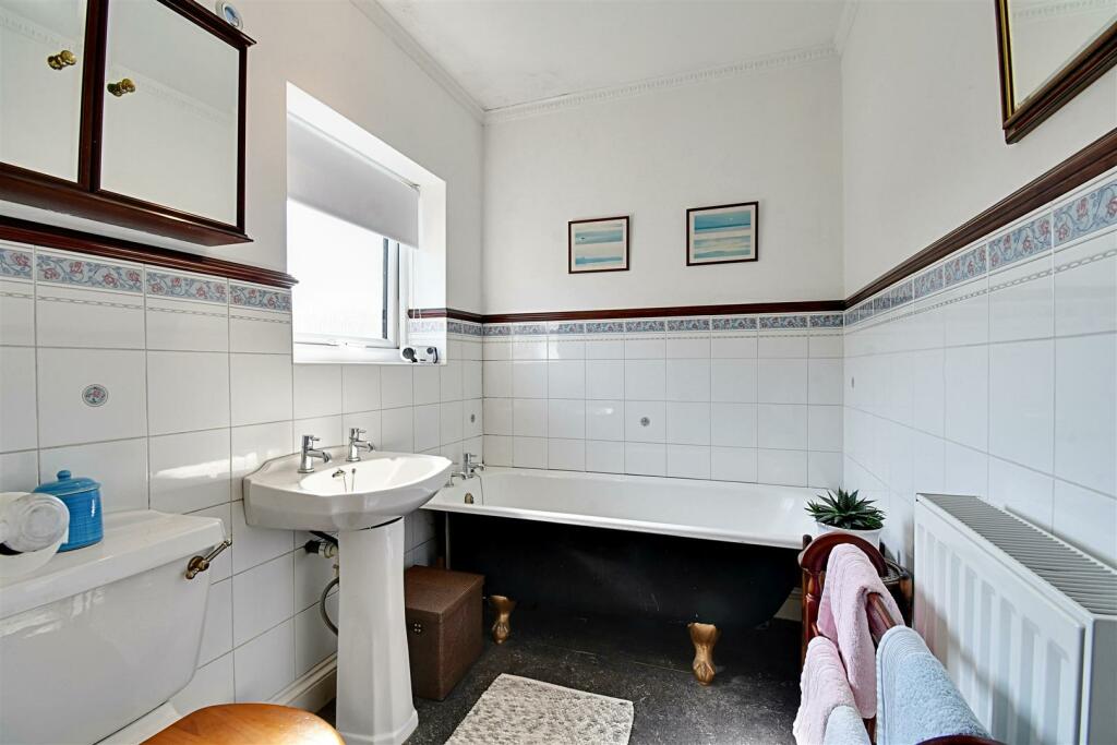 Bathroom 1.jpg