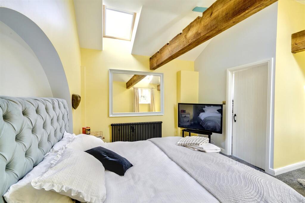 Bedroom 1_2.jpeg