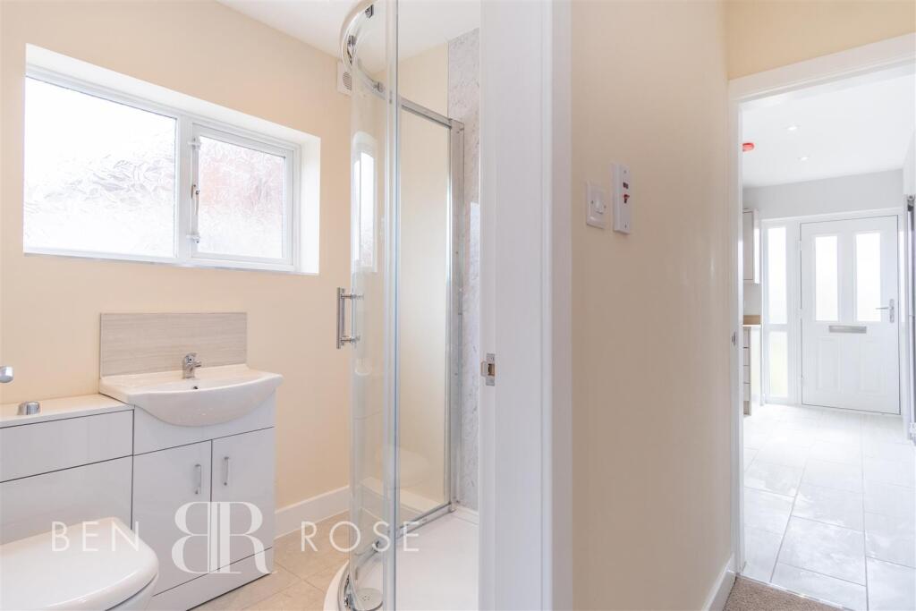 Family Bathroom/Hall