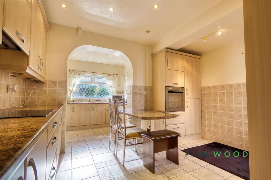 KITCHEN / BREAKFAST ROOM