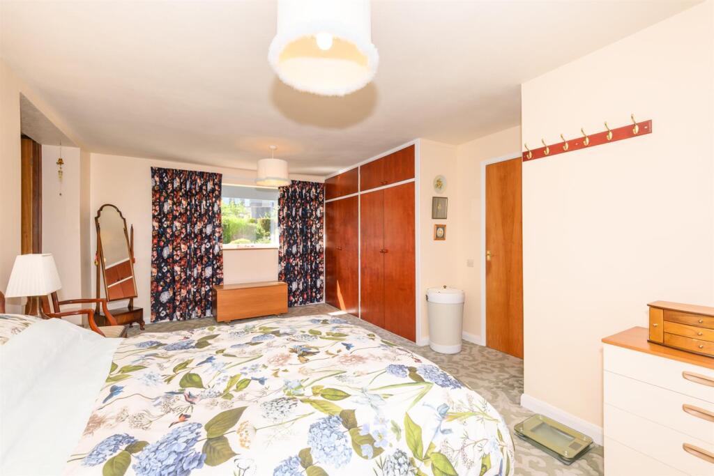 BEDROOM 1 (MASTER BEDROOM)