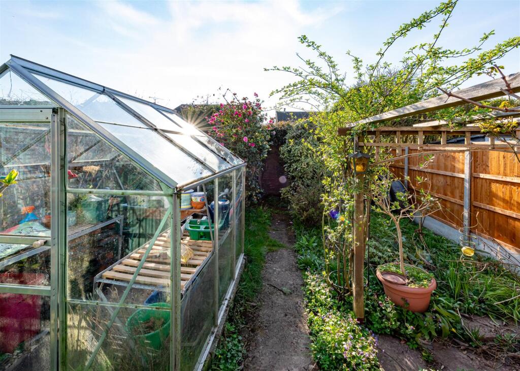 28 Hall End Lane-garden2.jpg