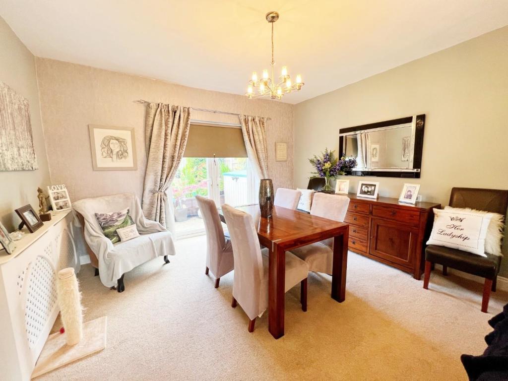 Dining Room pic 1.jpg
