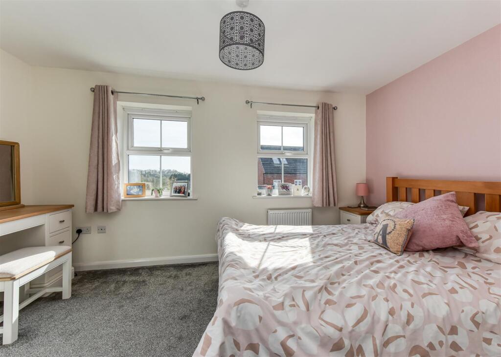 4 Marl Way-bed1.jpg