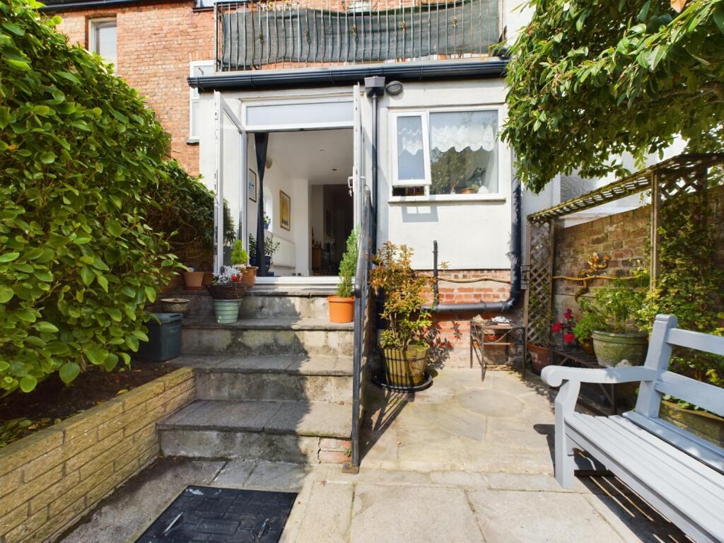 CAM02386G0-PR0085-STILL035