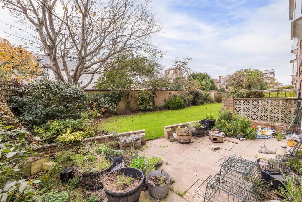 Flat 2, Corvill Court, Worthing -14.jpg