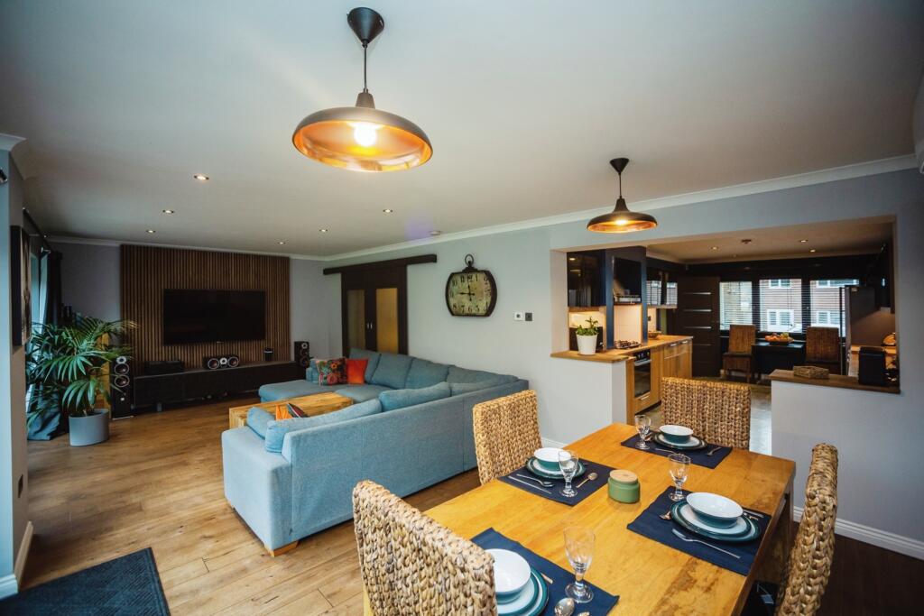 Lounge/Dining Room