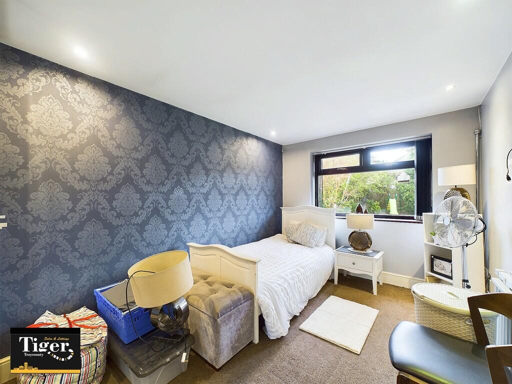 CAM02176G0-PR0484...