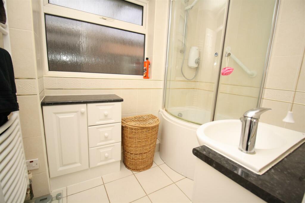 108 Melrose bathroom.JPG