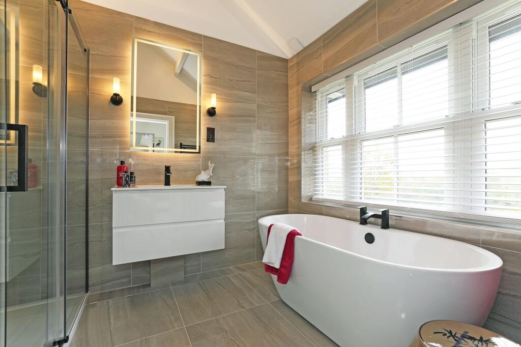 Principal En Suite Bathroom