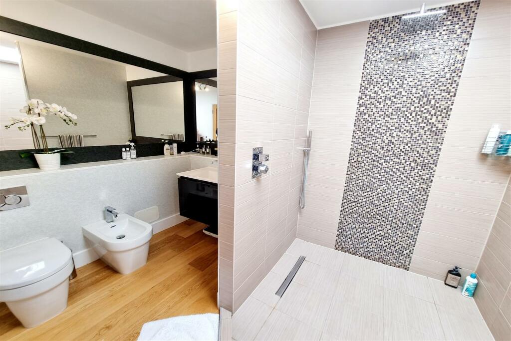 EN SUITE SHOWER TO MASTER BEDROOM: