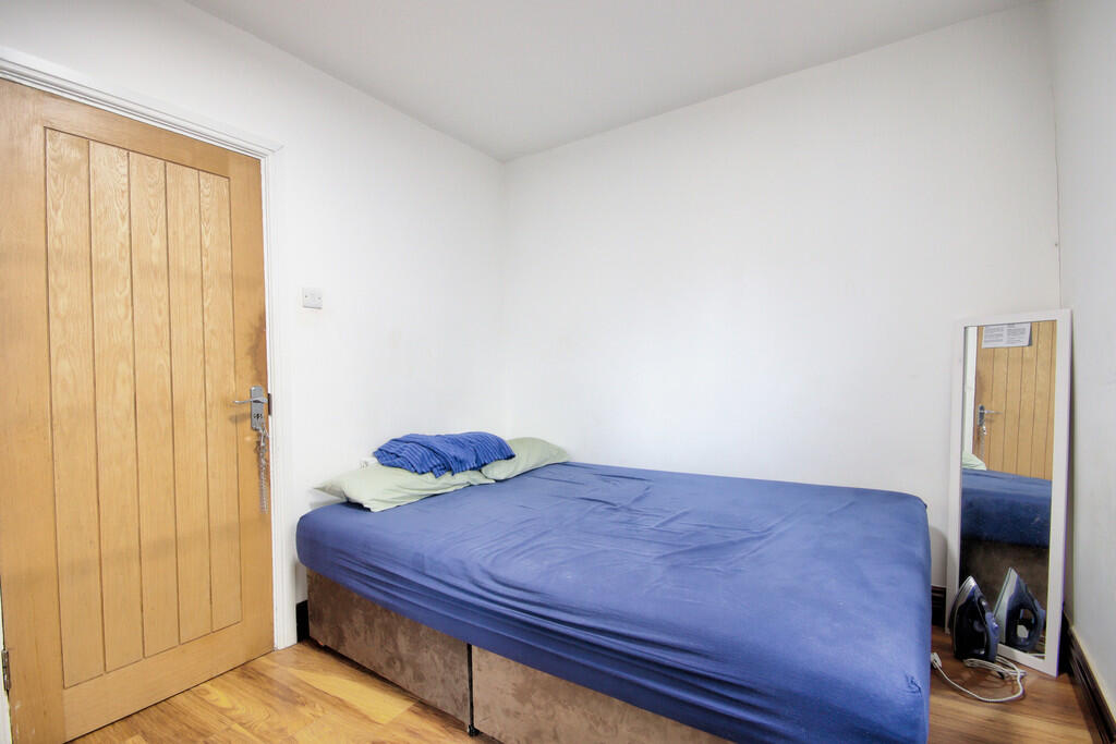 Bedroom 1a (6)