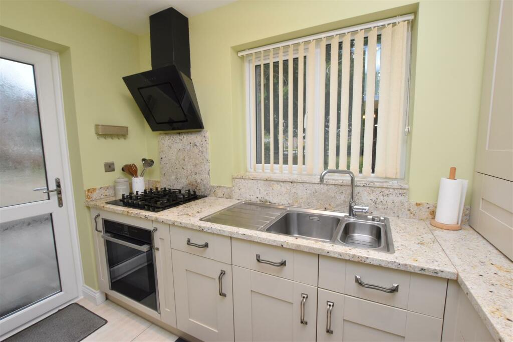 UTILITY ROOM/HOT KITCHEN