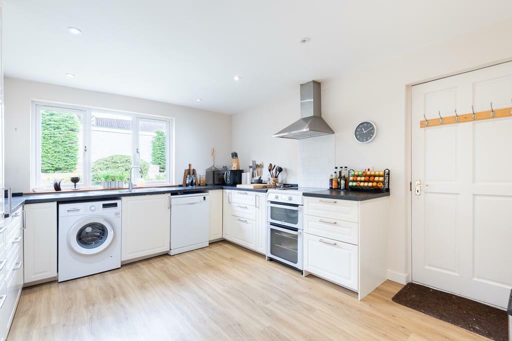 BREAKFASTING KITCHEN