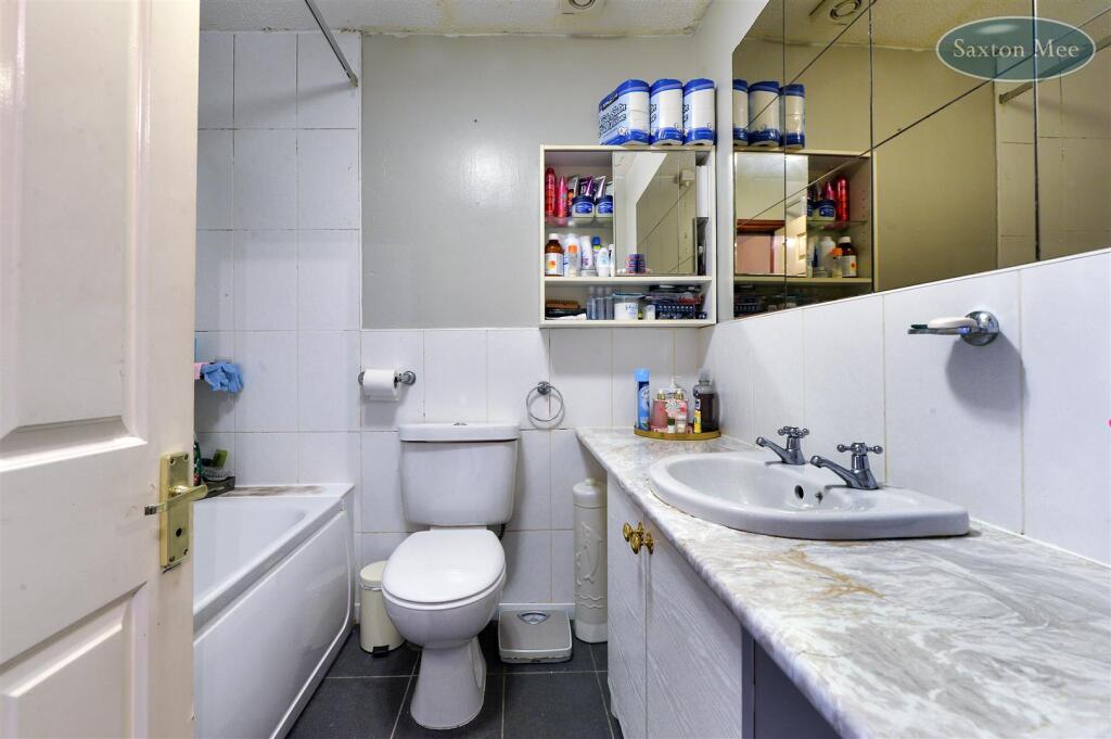 68 Paterson Close - bathroom 2390.jpg