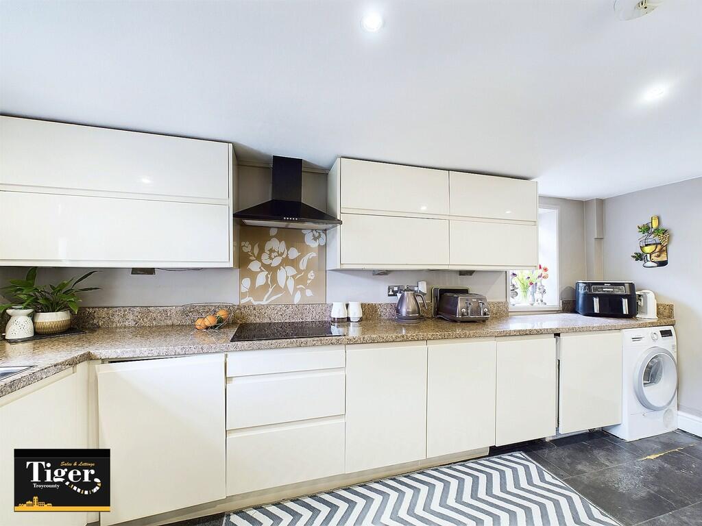 CAM02176G0-PR0484...