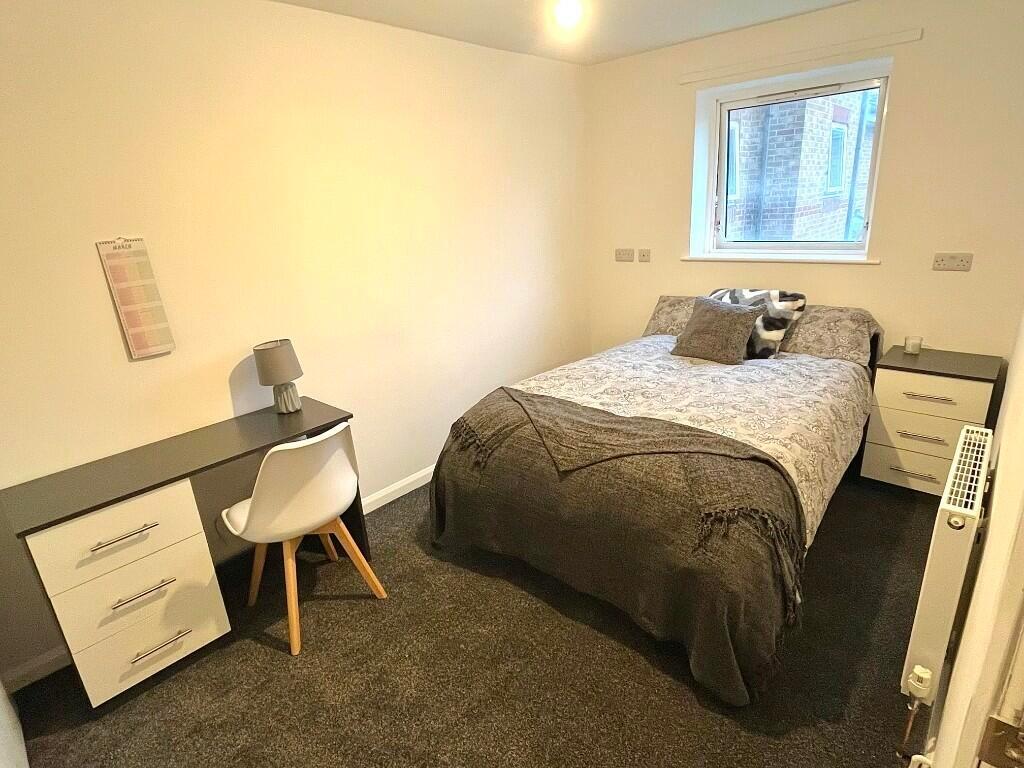 Cozy and well-kept bedroom with a comfortable s...