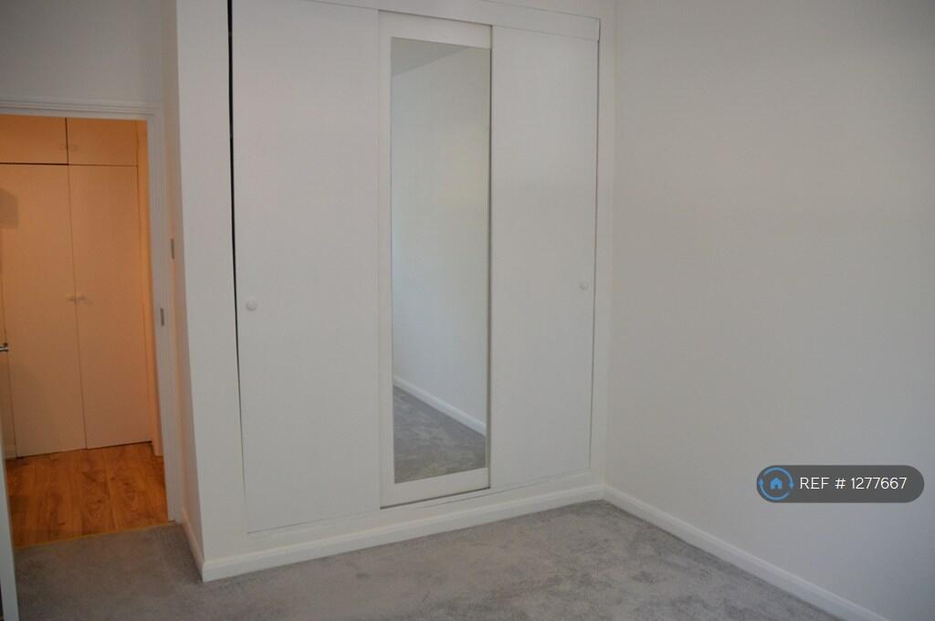 Master Bedroom (Inwards)