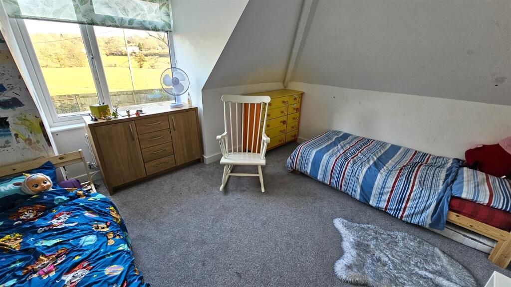 Bedroom 2 (2).jpg