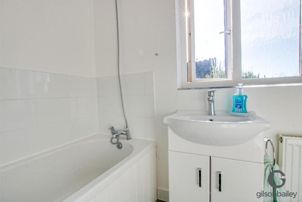 25 pym close bathroo