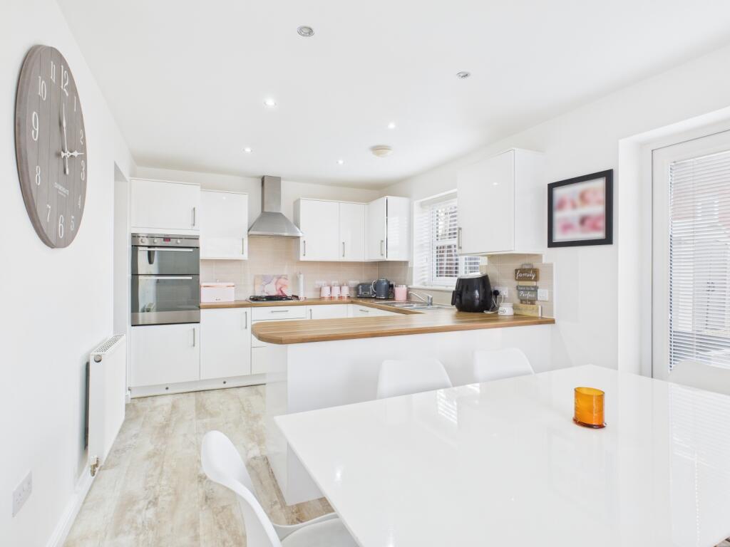 CAM03729G0-PR0193-STILL025