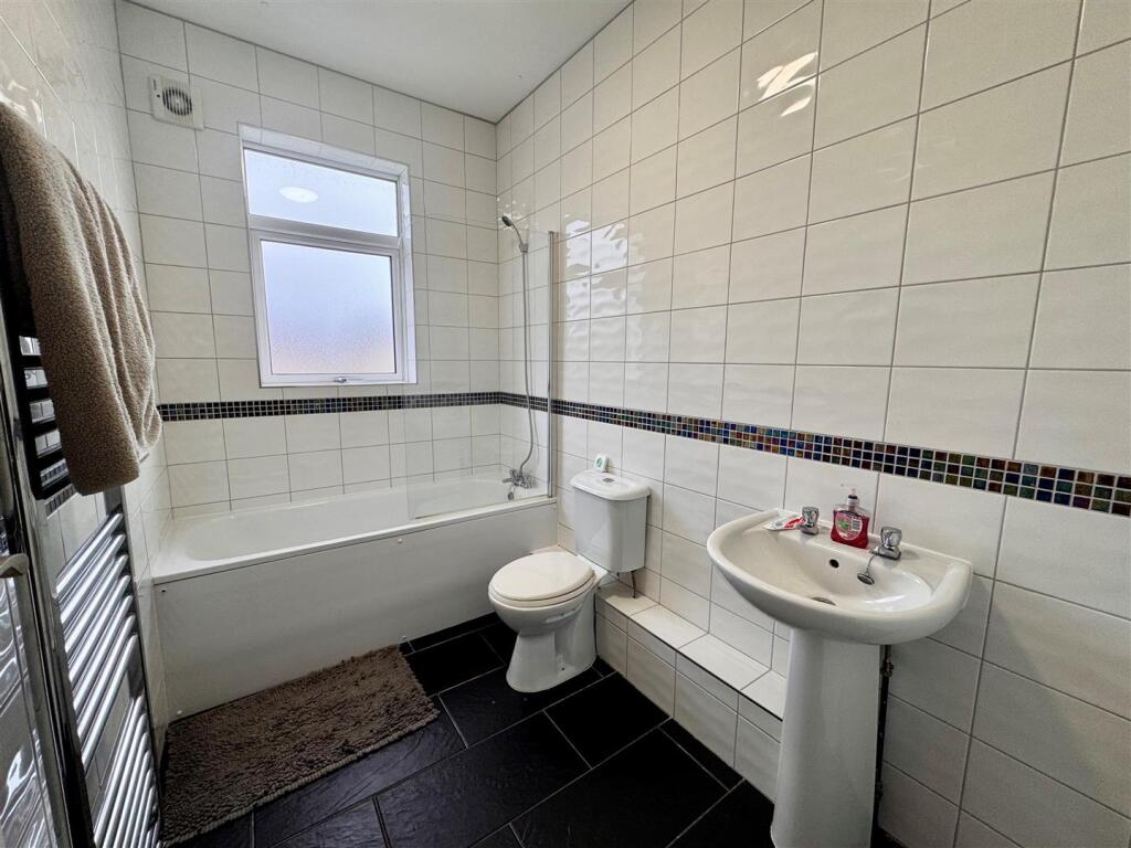 Main Bathroom.jpg