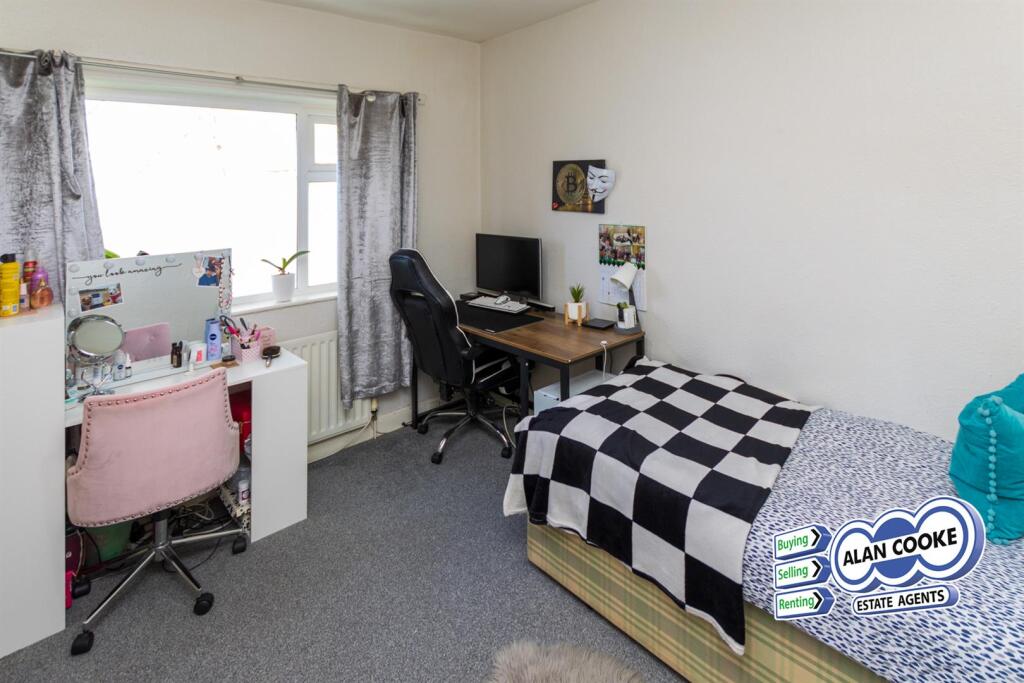 BEDROOM 2