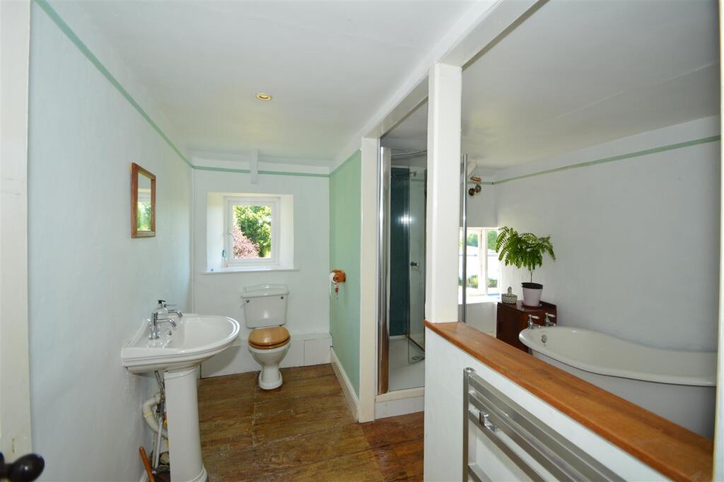 Beroom  1 Bathroom