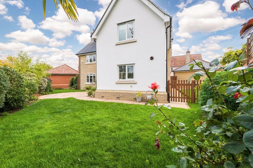 1440px-4 Shrubber...