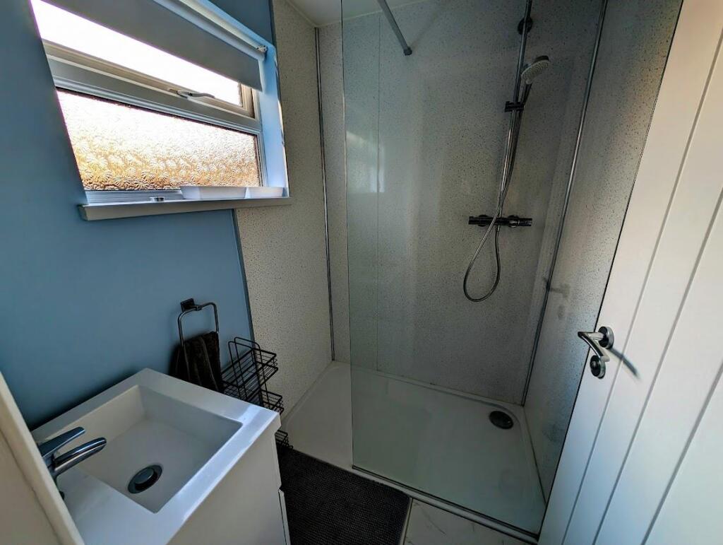 ds ensuite.jpg