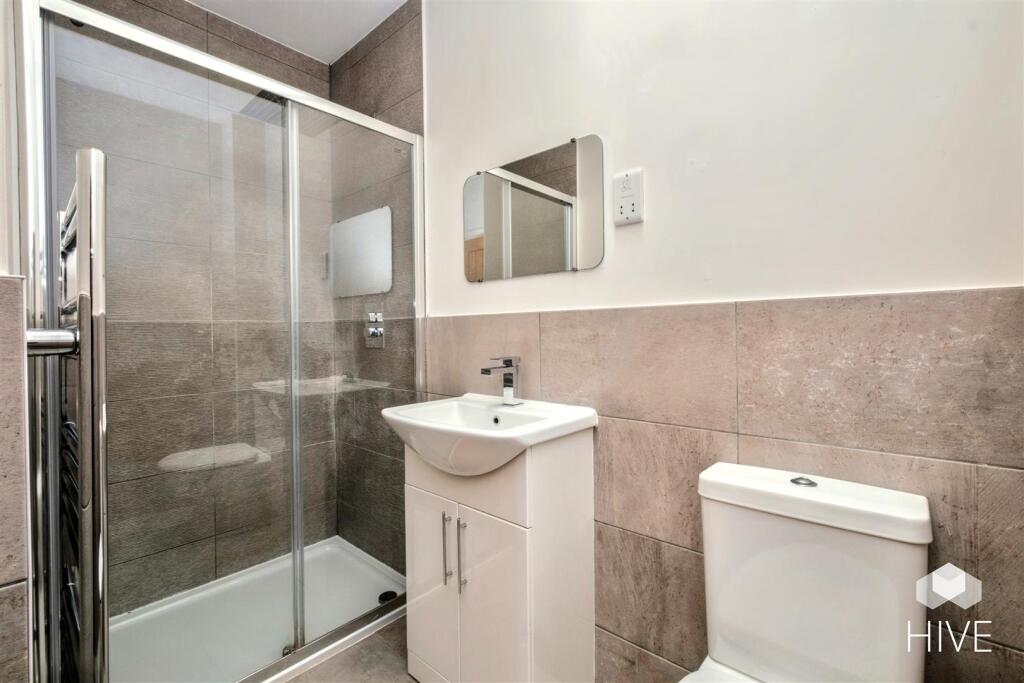 En-suite to principal bedroom