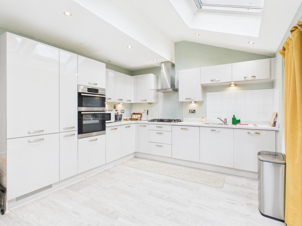 CAM03729G0-PR0132-STILL012