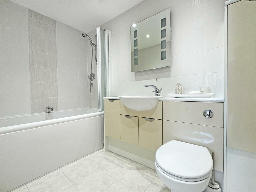Bathroom 2.jpg