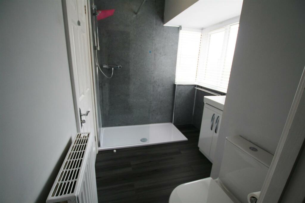 bransfordroad,flat3shower.JPG