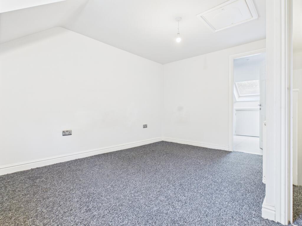 CAM03729G0-PR0095-STILL010