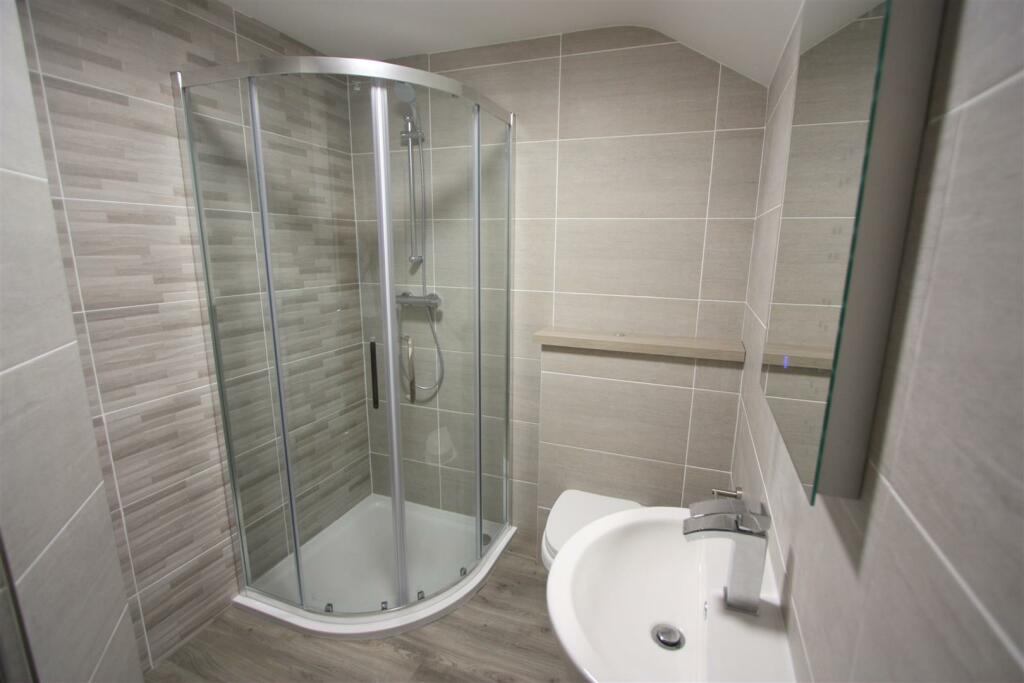 3 Lower Barn Court En Suite