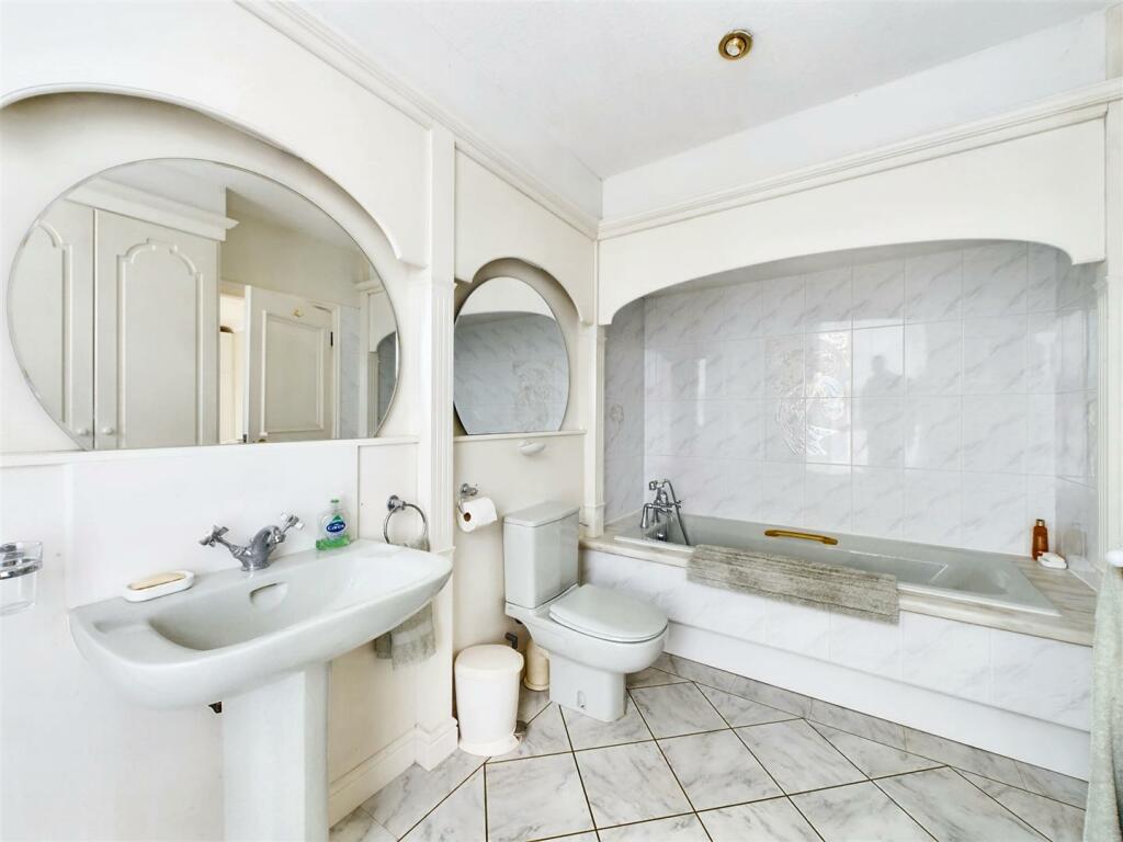 En-Suite Bathroom