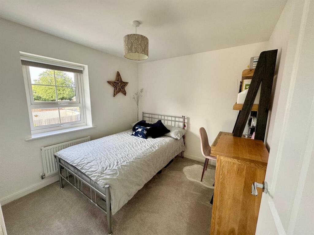 8. Bed2.jpg