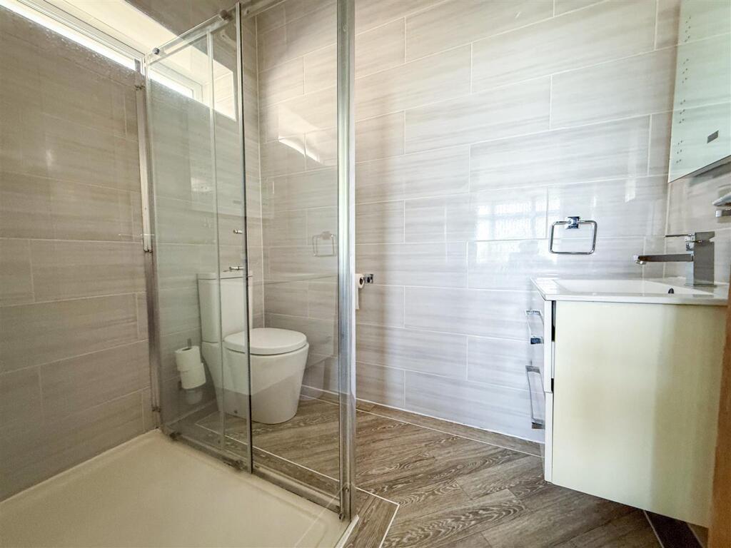 EN-SUITE SHOWER ROOM