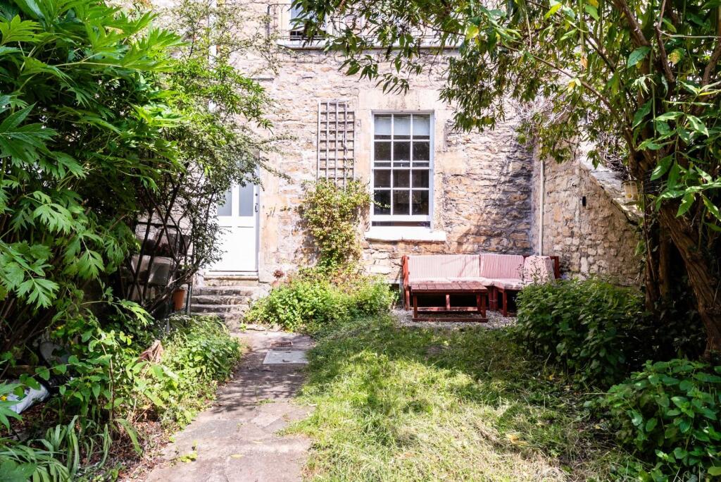 Basement Flat, 8 Kensington Place, Bath, BA1 6AW-1