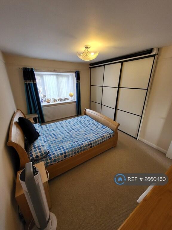 Master Bedroom (Pic 2)