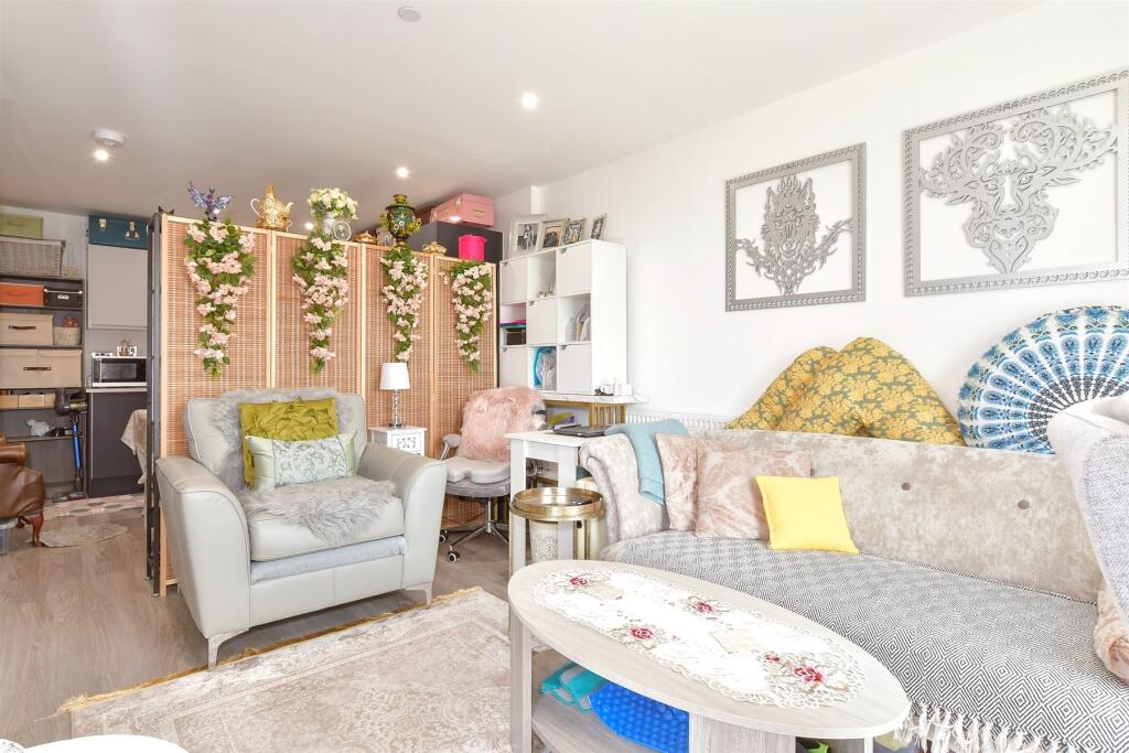 Kitchen/Lounge/ Dining Area