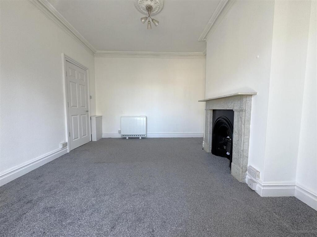 Flat 5 Living Room 2.jpg