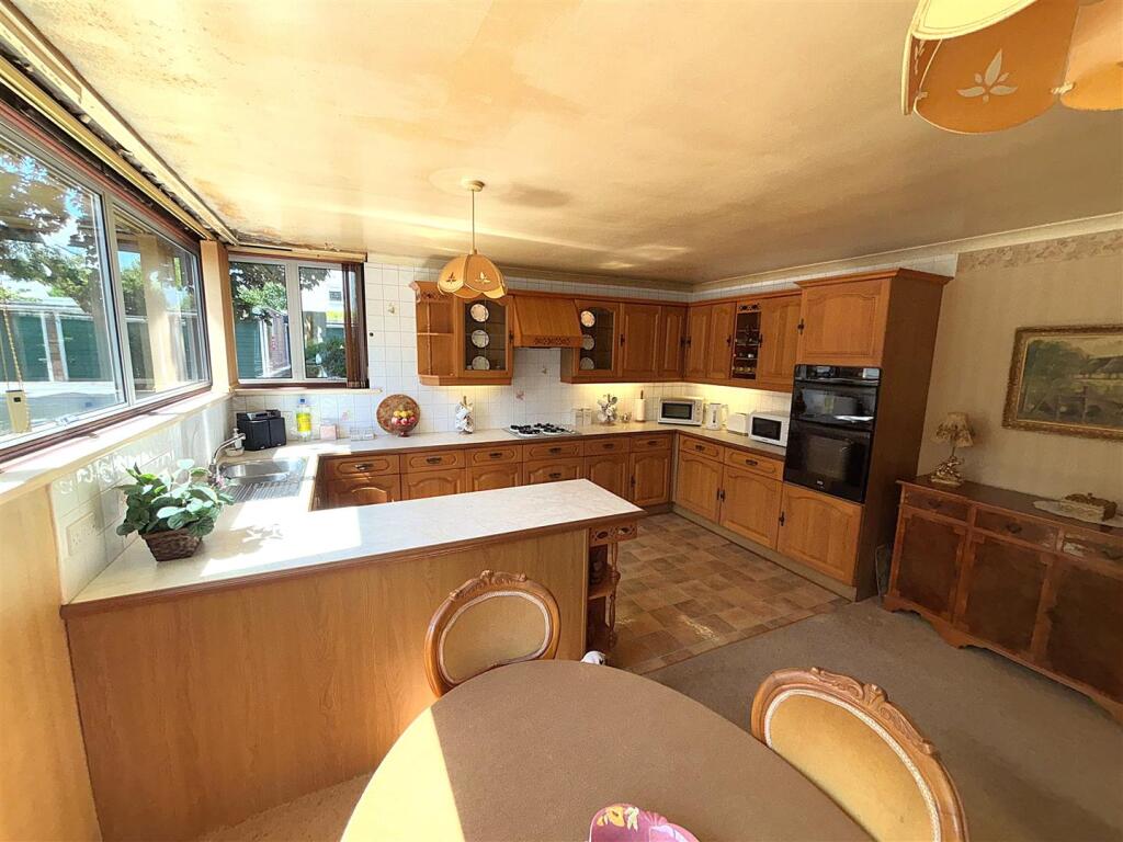 KITCHEN/BREAKFAST ROOM