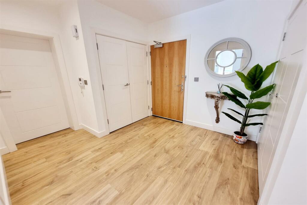 SPACIOUS ENTRANCE HALL: