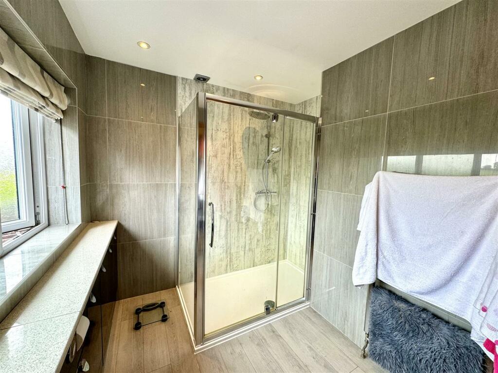 EN-SUITE SHOWER ROOM