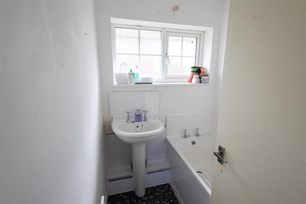 Upstairs bathroom 2.jpeg