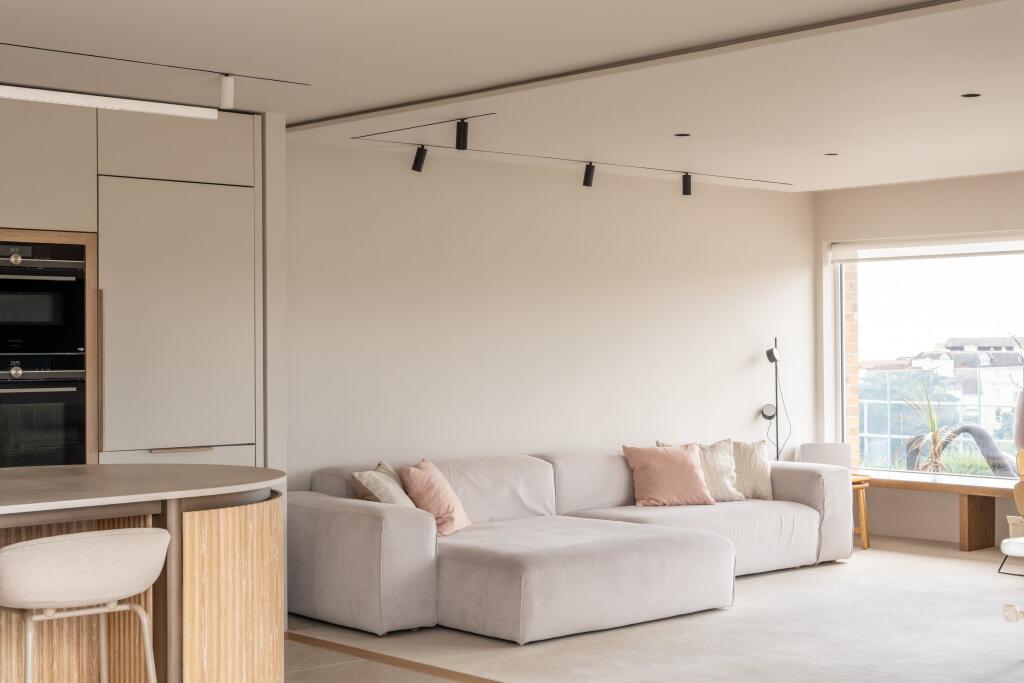 The Penthouse, Brist