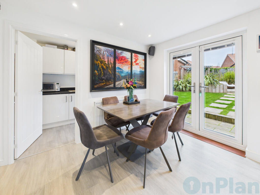 16 Wayne Gardens, Oxley dining room